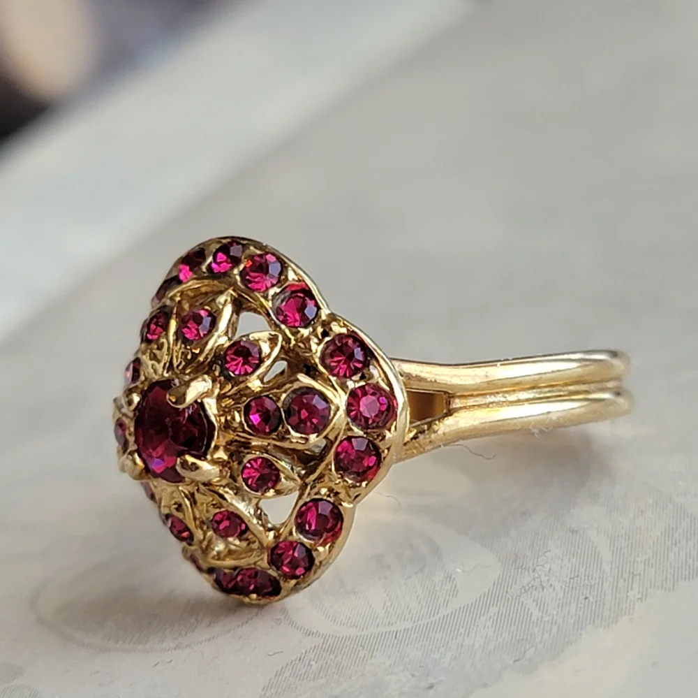 Beautiful Vintage Ring Simulated Ruby Gemstone Cluster Gold Tone Size 8 Flawed